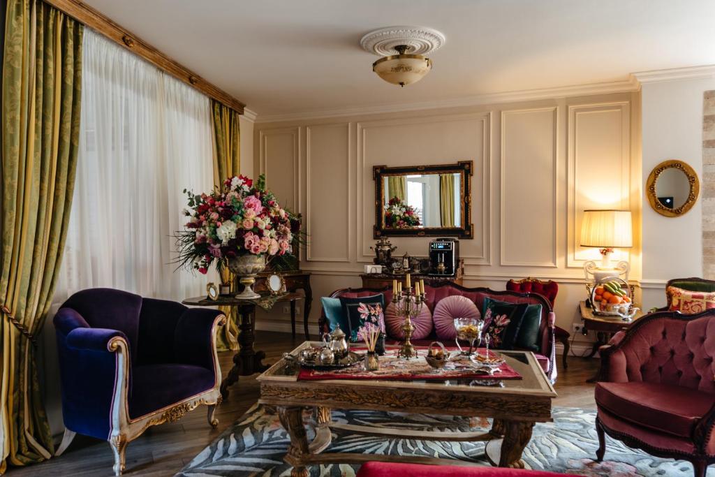 克卢日-纳波卡Ateneea Luxury Rooms的客厅配有紫色椅子和桌子