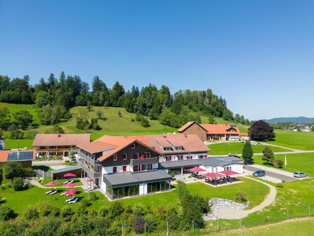 迈埃勒芬Sontheims Naturhotel & Spa的山丘上大房子的空中景色