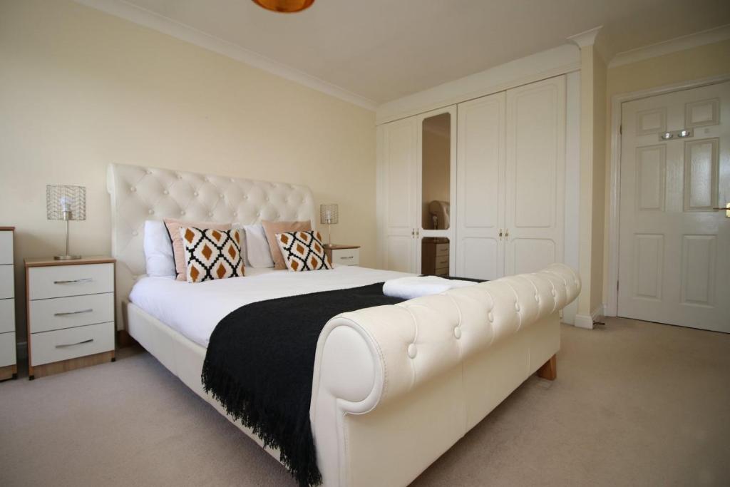 诺丁汉Chartwell Grove (Spacious 7 BR with FREE parking)的卧室配有一张大白色的床和大床头板