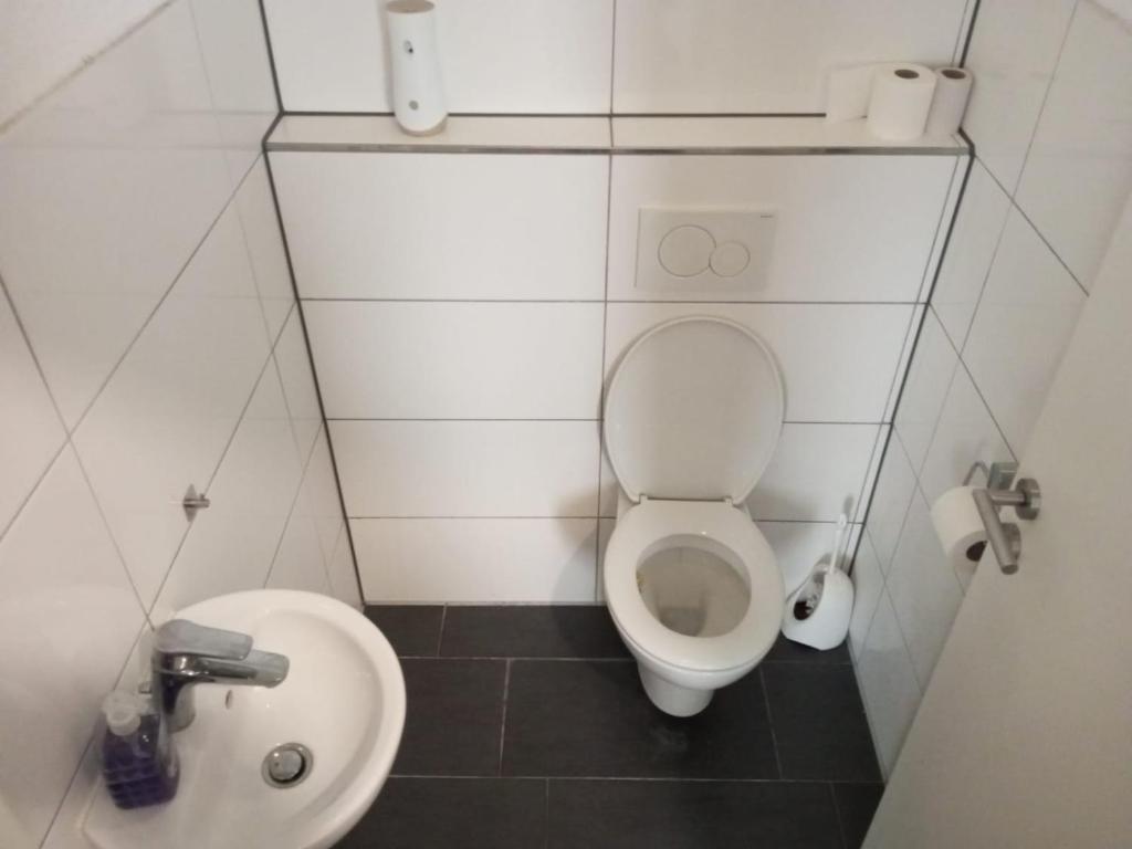 海尔布隆Anna Zimmer im UG Neu und Modern的一间带卫生间和水槽的小浴室