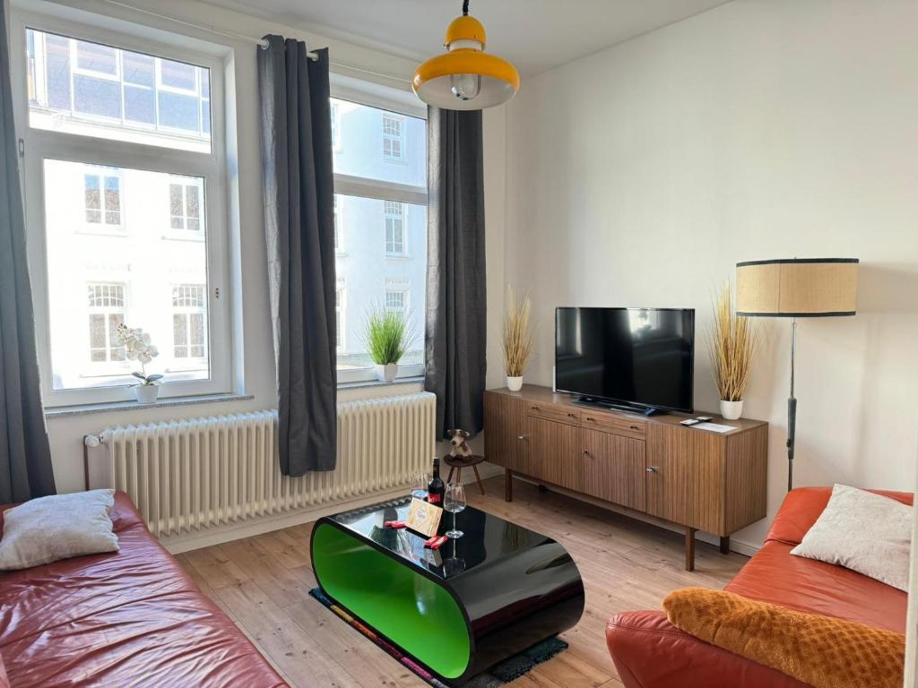 不来梅港Gemütliche Retro Wohnung的带沙发和电视的客厅