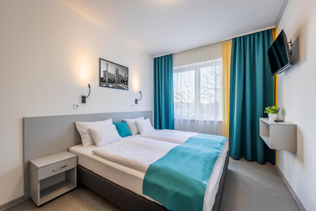 杰尔Arrabona HotelRooms的一间卧室设有一张大床和一个窗户。