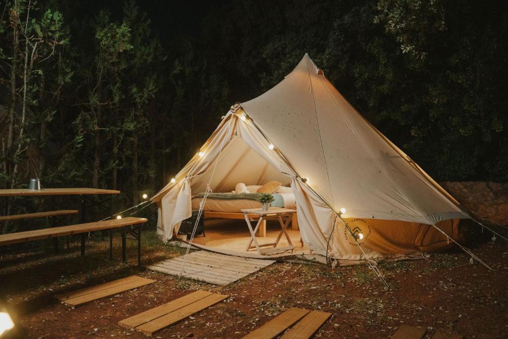 阿尔克萨尔Kampaoh Alquézar的帐篷,配有带灯的床铺