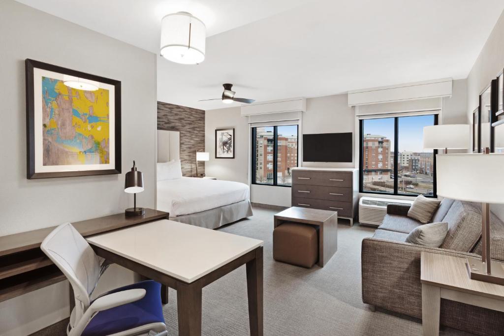 Homewood Suites by Hilton Providence Downtown的电视和&#47;或娱乐中心