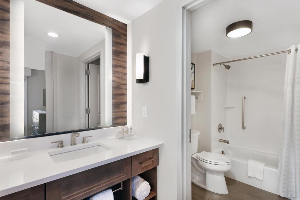 Homewood Suites by Hilton Providence Downtown的一间浴室
