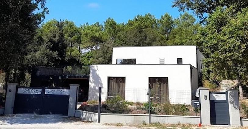 滨海勒韦尔东Chambre privée, Mer et Foret的前面有栅栏的白色房子