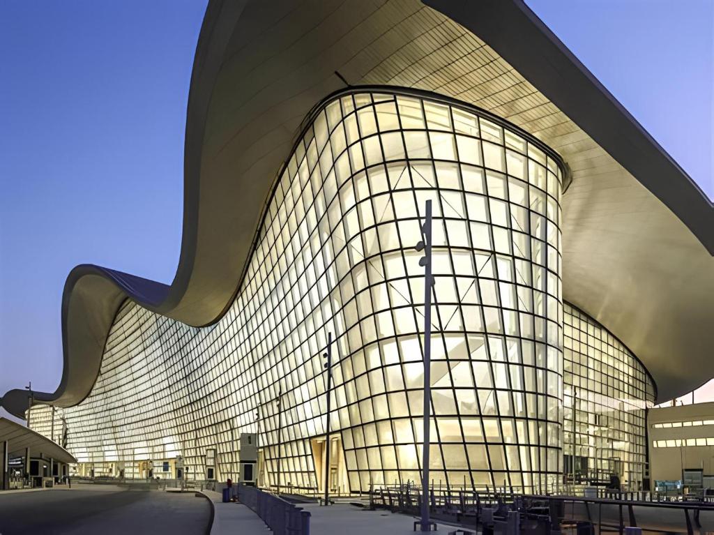 阿布扎比AUHotel - Zayed International Airport - Located in the TRANSIT AREA的一座拥有许多窗户的大型建筑