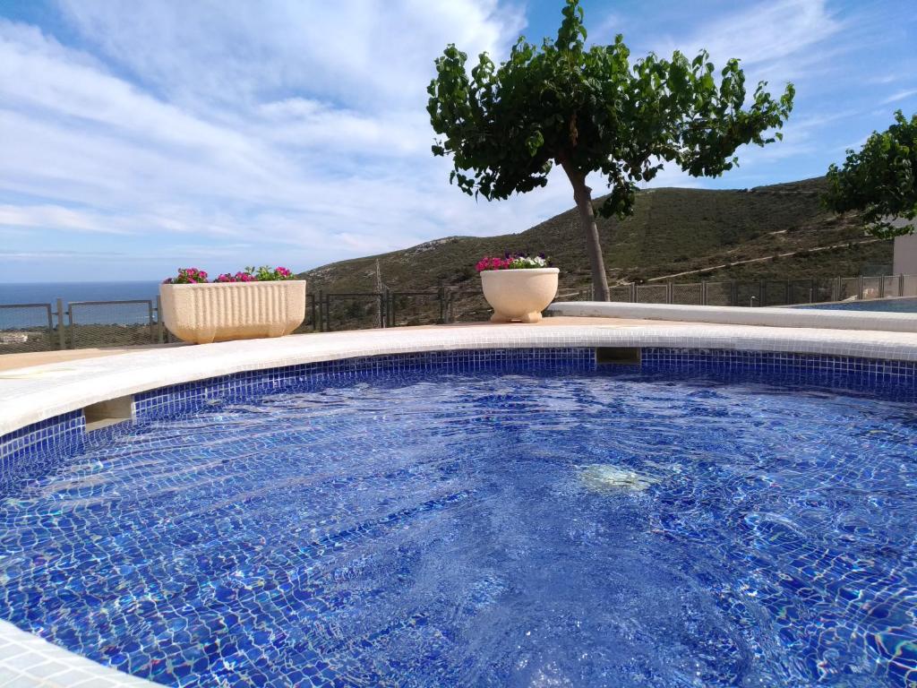 卡斯特利翁-德拉普拉纳Peñiscola - Casa Mirador mit Gemeinschaftspool的海景游泳池