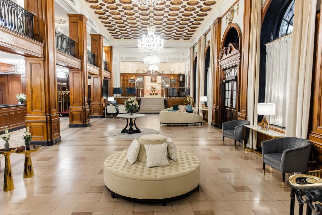 哈利法克斯尼尔森勋爵酒店及套房的大厅,带长沙发和椅子的建筑