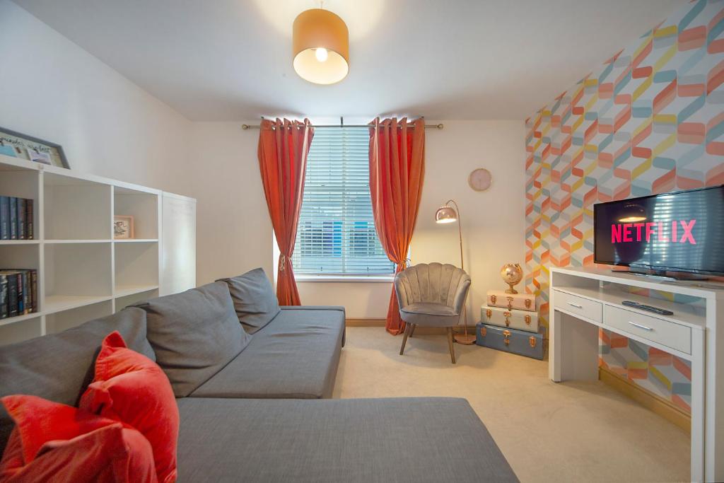 阿伯丁Guild Street Apartment ✪ Grampian Lettings Ltd的带沙发和电视的客厅