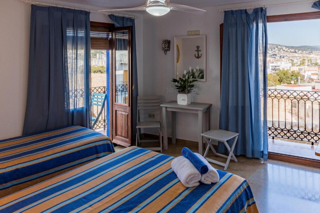 佩尼斯科拉卡萨胡安妮塔酒店的酒店客房设有两张床和一个阳台。