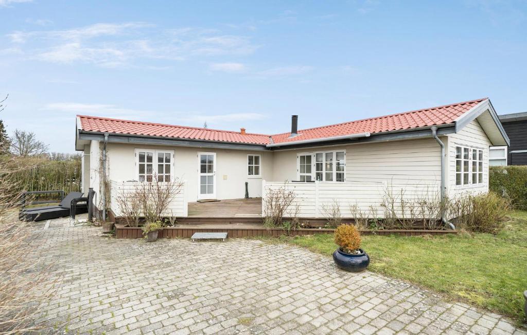 尼堡Nice Home In Nyborg With Kitchen的白色房子,有红色屋顶