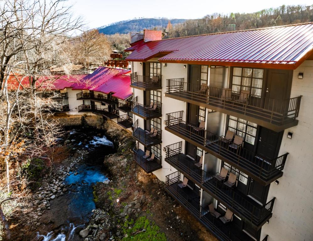 加特林堡Bear Creek Inn Gatlinburg, TN的享有大楼空中景色,设有阳台和河流