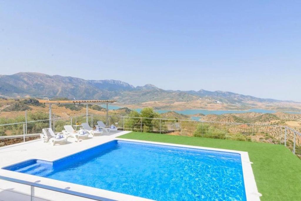 埃尔加斯托尔3 bedrooms chalet with private pool terrace and wifi at El Gastor的山景游泳池