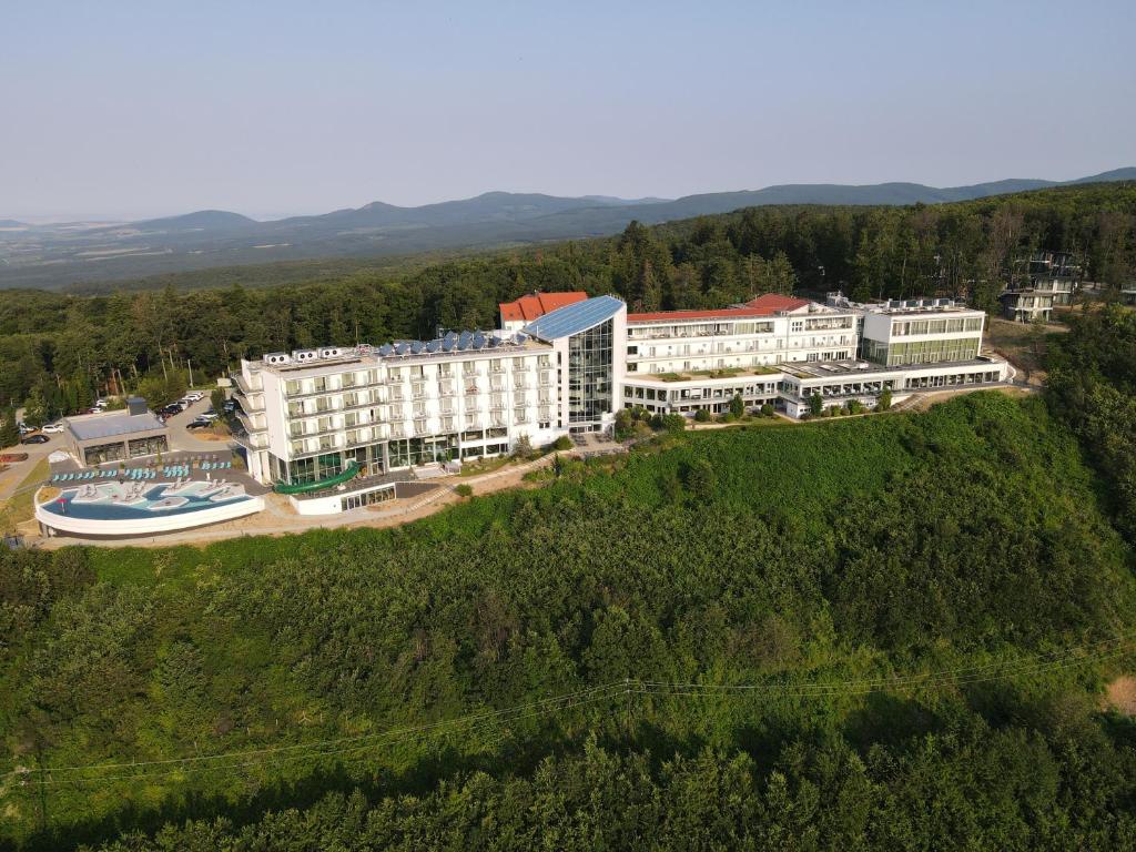 玛特阿哈泽Hotel Ózon & Luxury Villas的山丘上度假村的空中景观