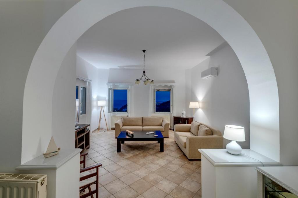 阿诺锡罗斯Villa la vue的客厅配有沙发和桌子