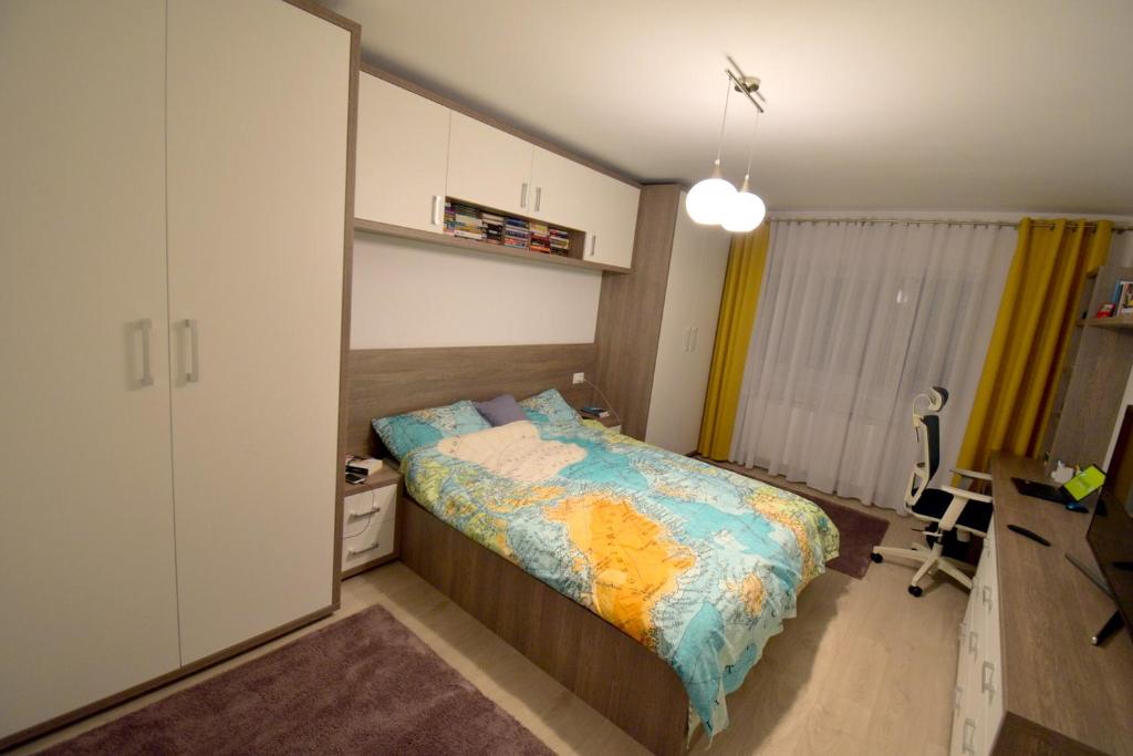 布加勒斯特CozinessApart的一间小卧室,配有一张床和一张书桌