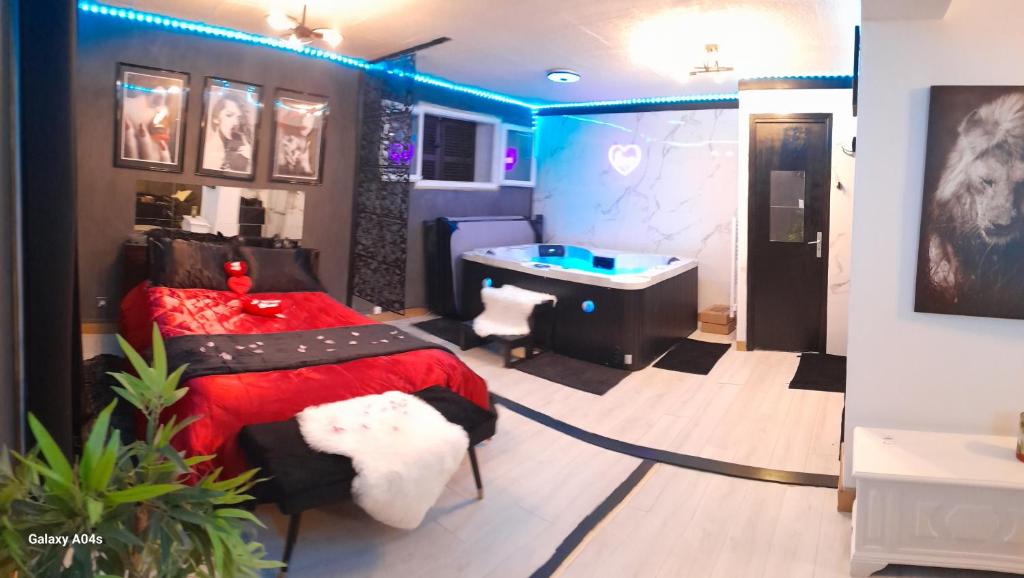 Saint-Étienne-de-Saint-GeoirsDiscrète room 38的一间卧室配有红色的床和一张书桌