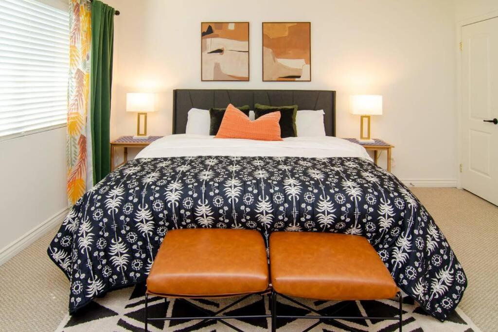 安大略Up to 20% off weekly stay 3BR 2.5 miles to airport的一间卧室配有一张带橙色枕头的大床