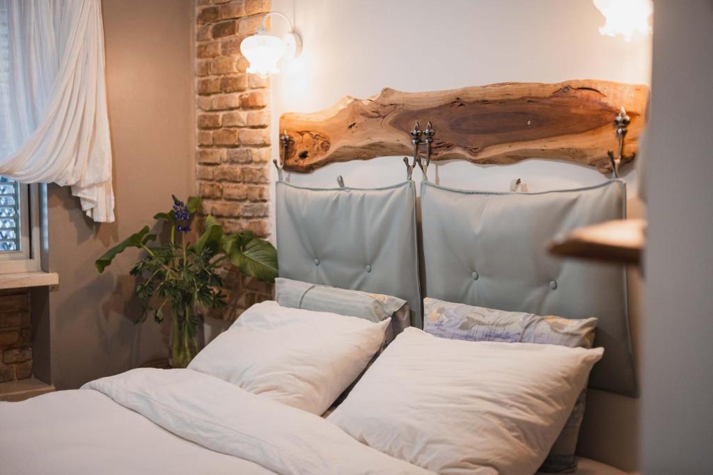 Bet Alfaחלון לגלבוע צימר בוטיק בעמק המעיינות的客房内的一张带白色枕头的床