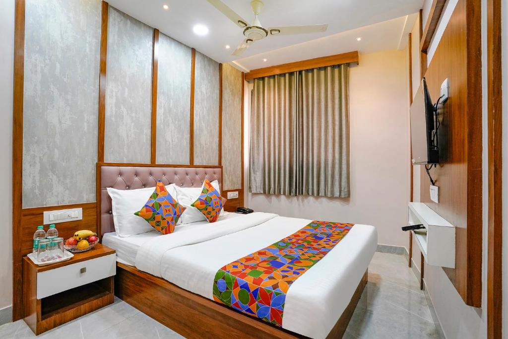 孟买Hotel Affari的酒店客房,配有床和电视