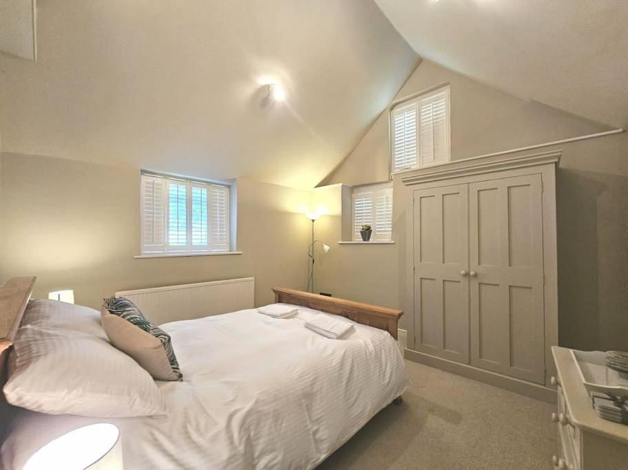 索尔兹伯里The Old Stables - Self Contained Cottage - Hot Tub and Pool的卧室配有白色的床和2扇窗户。