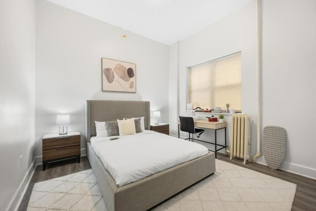 布鲁克林Bay Ridge Elegance: Luxe Hotel Getaway的一间卧室配有一张床和一张书桌