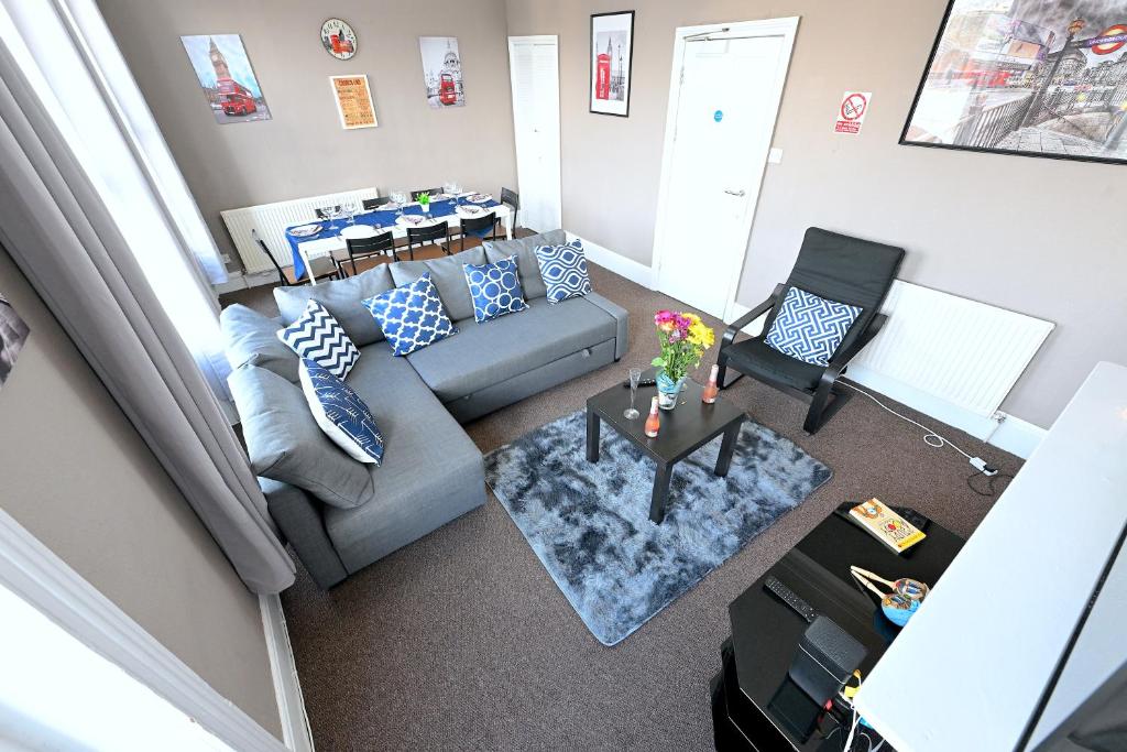 伦敦STUNNING 3 Bedroom Serviced Flat IN North London的客厅享有高空美景,配有沙发和桌子