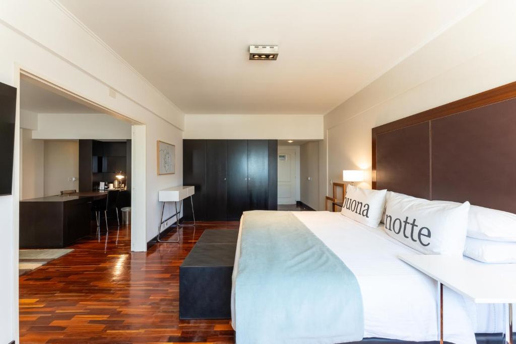 玛德琳港托洛萨酒店的酒店客房设有一张大床和一个厨房。