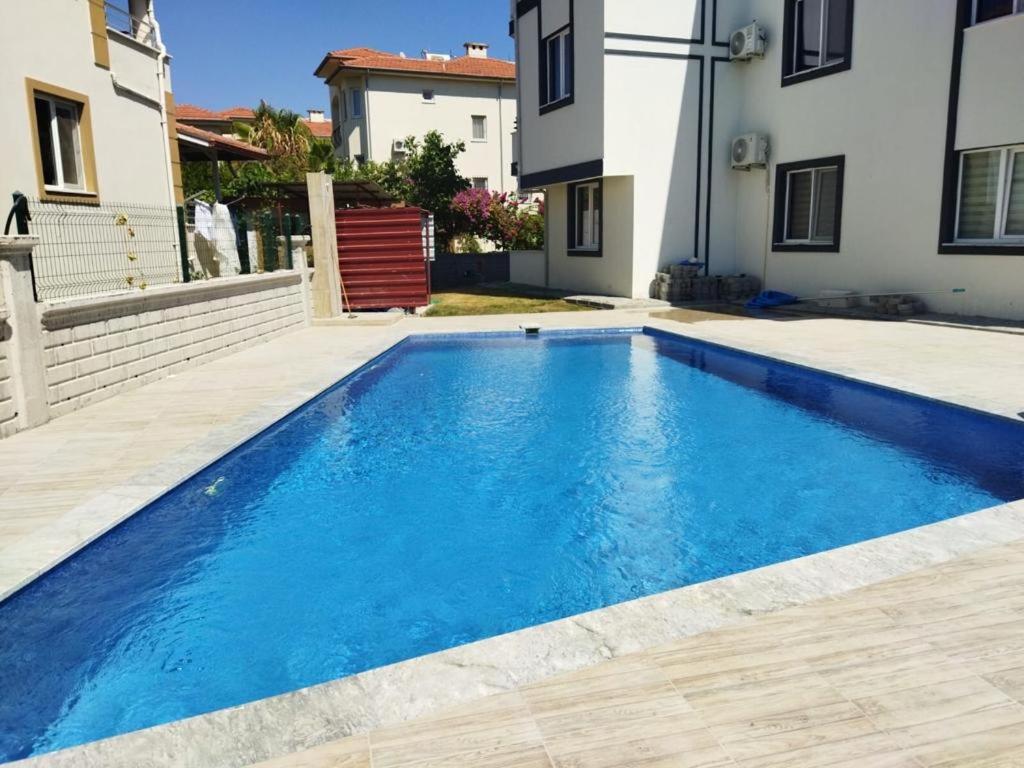 达拉曼Dalaman Apart Vacance , Ozgün Deniz Sitesi No 5的一座房子旁的院子内的游泳池