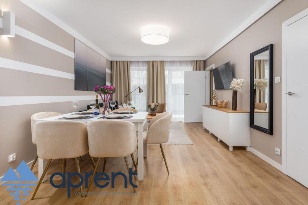 波别罗沃Apartament PURI Pobierowo Baltic Apartments - Aprent的厨房以及带桌椅的用餐室。