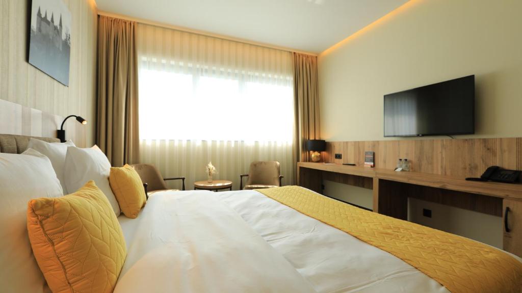 那慕尔Hotel Le 830 Namur的配有一张床和一台平面电视的酒店客房