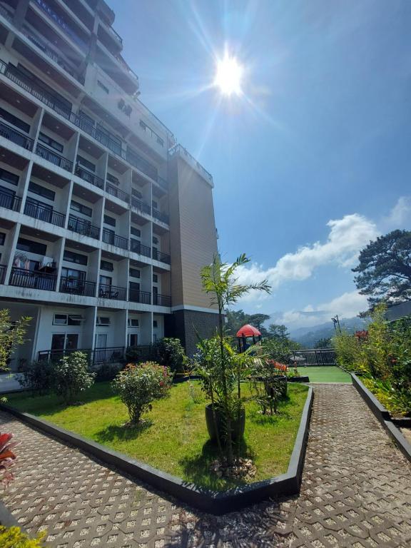 碧瑶Evergreen Suites Cozy Baguio Loft Retreat的前面有花园的建筑