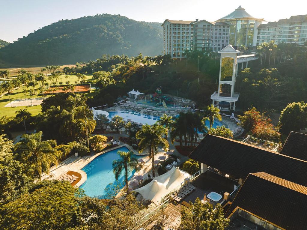 加斯帕Fazzenda Park Resort的享有带游泳池的度假村的空中景致