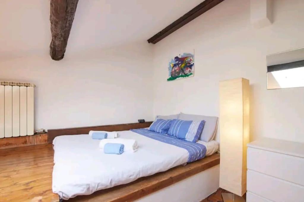 米兰[Navigli - Centro] Vintage Apt - Movida&Free WiFi的卧室配有带蓝色枕头的大型白色床