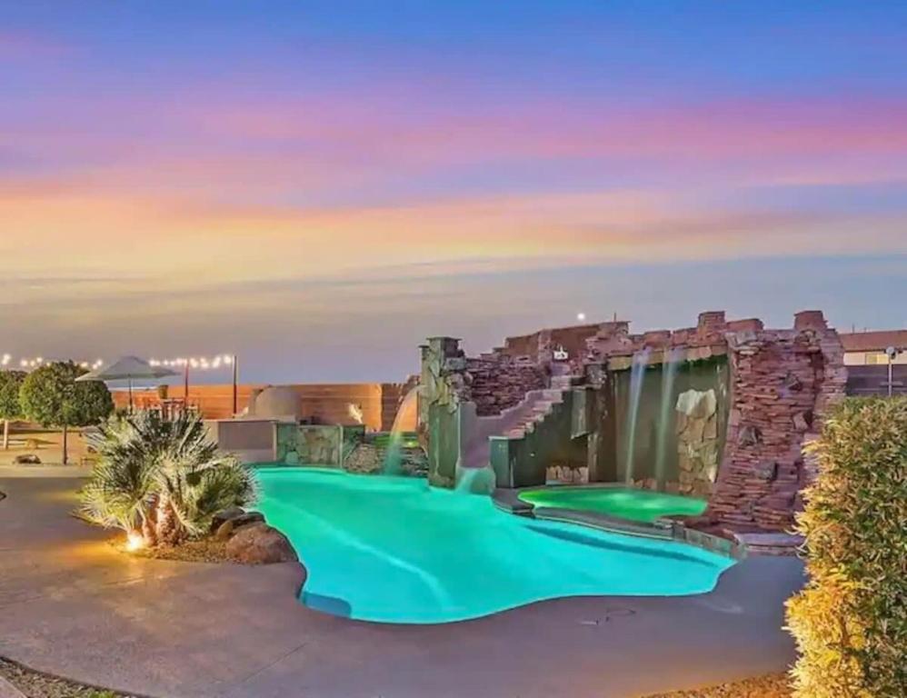 拉斯维加斯HotTub, Pool, Waterfall, RV parking 5BR Lux Home的一座带游泳池的度假村的形象