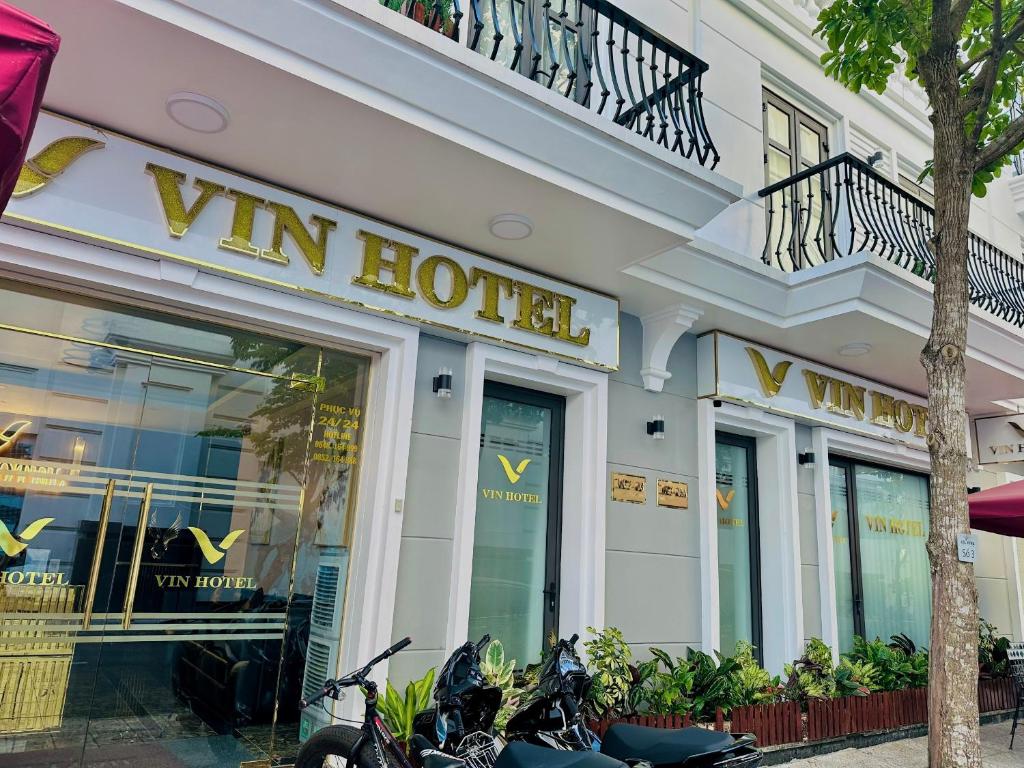 永隆VIN HOTEL的一辆停放摩托车的Vin酒店