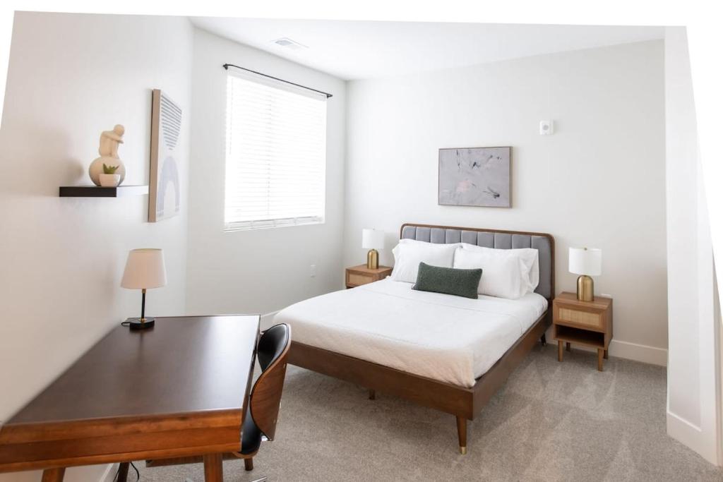 辛辛那提Cozysuites l Luxe 1BR in Downtown Cincinnati的白色卧室配有床和书桌