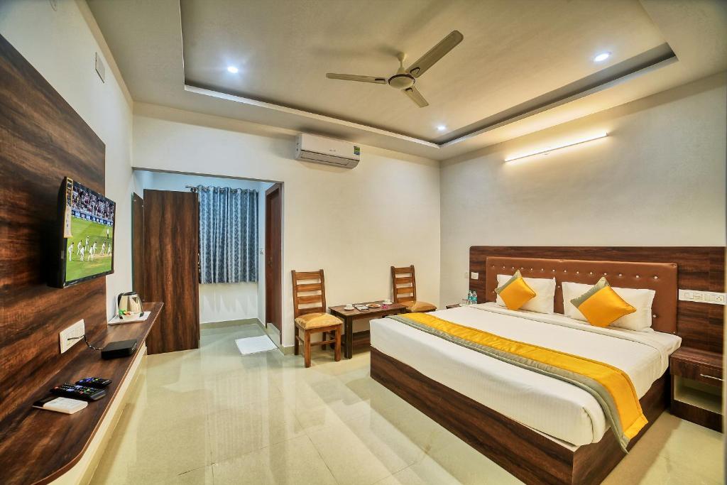 班加罗尔HOTEL VISA INN NEAR KEMPEGOWDA AIRPORT的酒店客房,配有床和电视