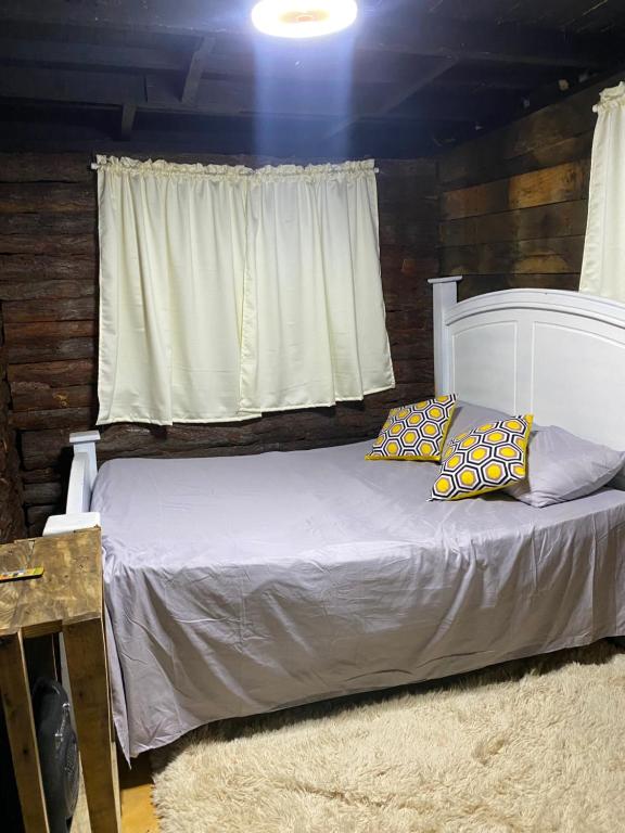 圣斐利-银港Villa Alpina的卧室配有带枕头的白色床和窗户。