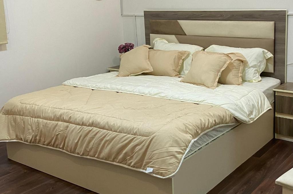 Sīdī Ḩamzahالعلم نور2的一张配有白色床单和枕头的大床