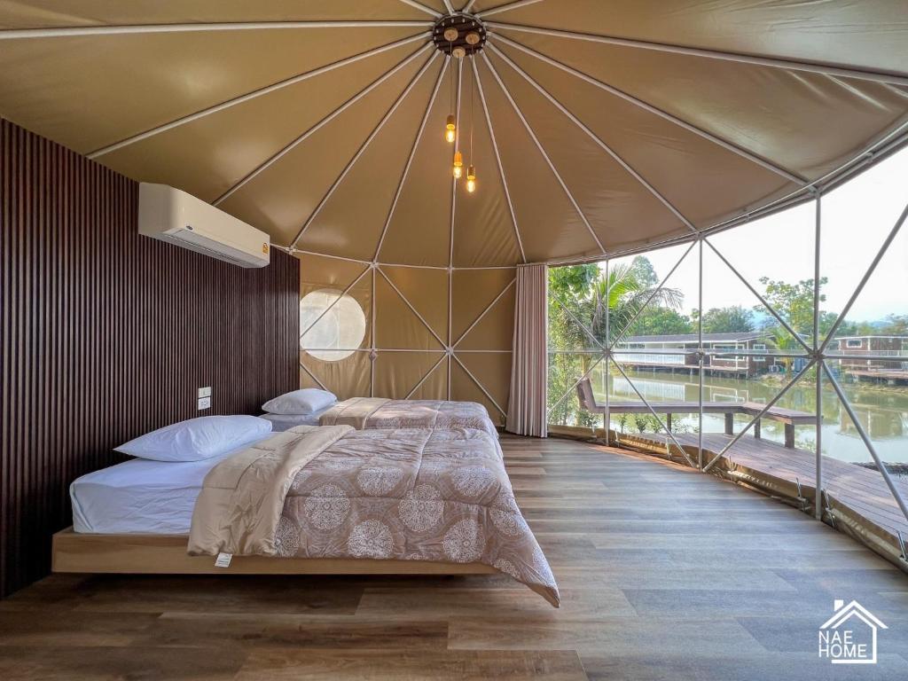 坤西育府Eco Eyes Village的帐篷内一间卧室,配有一张大床
