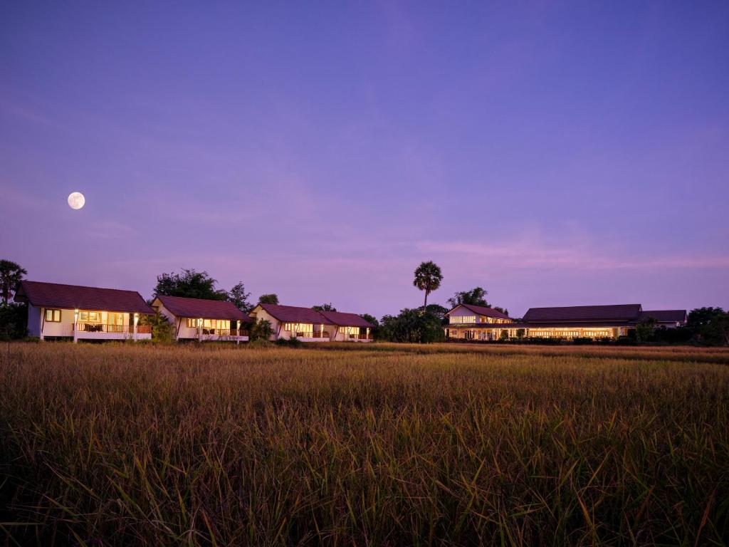 廊开Pimali Resort & Training Centre的天空中月亮的田野上的一群房子