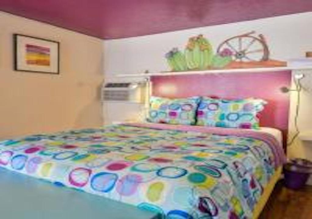 摩押Starry Night Memories的一间卧室配有一张大床和彩色床罩