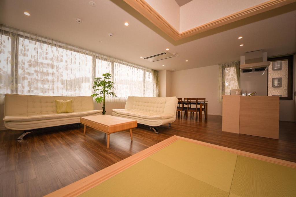 小樽Ryo An的客厅配有沙发和桌子