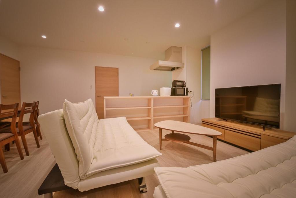 小樽Ryoan / Vacation STAY 80251的带沙发和电视的客厅