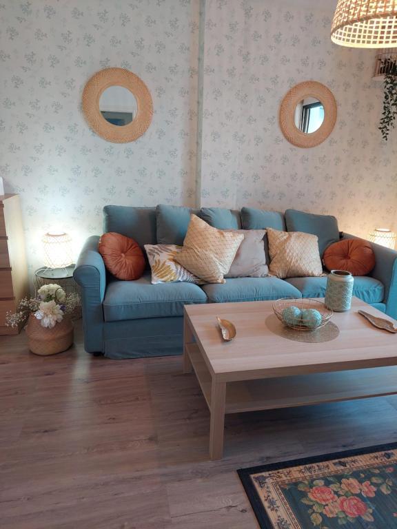 莫特里尔Chic Home Tropical beach Motril with garage的客厅配有蓝色的沙发和茶几