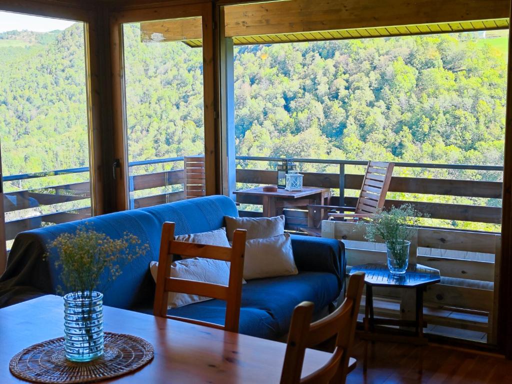 莫略Can Geneta的客厅配有蓝色的沙发和桌子