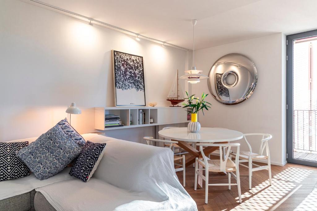 科佩尔Koper Seaside Residence的客厅配有沙发和桌子