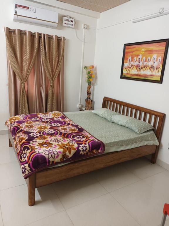 古瓦哈提Suryalaxmi guest house的卧室配有一张床